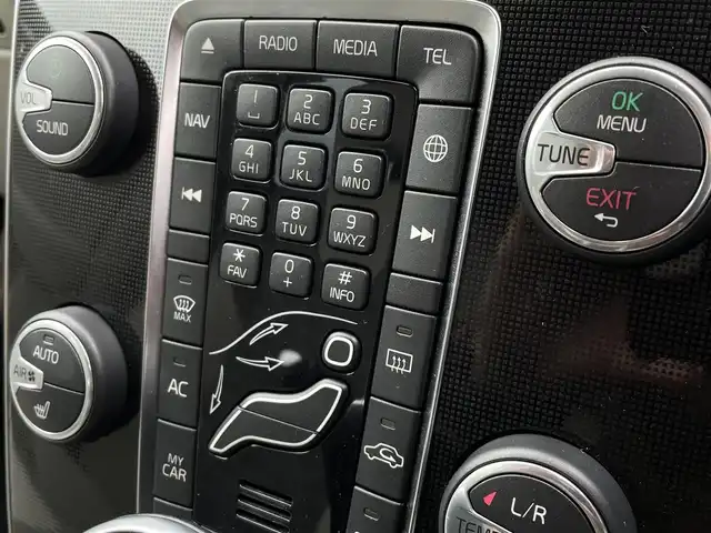 ボルボ Ｖ４０ T3 モメンタム 東京都 2017(平29)年 5.3万km アマゾンブルー 純正ナビ/フルセグTV/バックモニター/衝突被害軽減ブレーキ/レーンキープアシスト/ブラインドスポットモニター/クルーズコントロール/ドライブレコーダー/ETC/ステアリングスイッチ/フルオートエアコン/スマートキー/プッシュスタート/サイドエアバック/カーテンエアバック/電動パワーシート/純正17インチアルミホイール/純正LEDヘッドライト