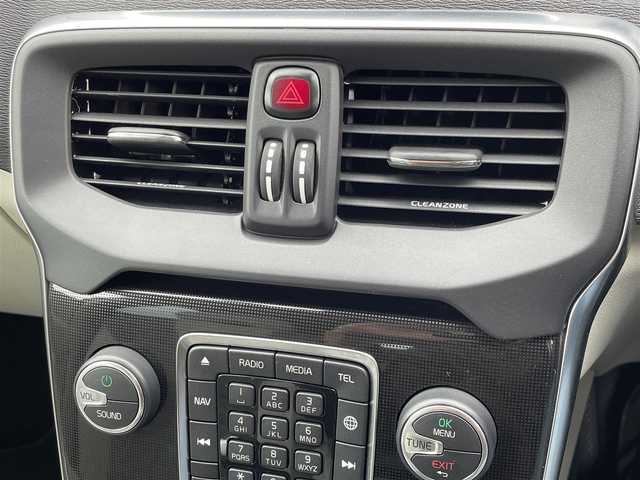 ボルボ Ｖ４０ T3 モメンタム 東京都 2017(平29)年 5.3万km アマゾンブルー 純正ナビ/フルセグTV/バックモニター/衝突被害軽減ブレーキ/レーンキープアシスト/ブラインドスポットモニター/クルーズコントロール/ドライブレコーダー/ETC/ステアリングスイッチ/フルオートエアコン/スマートキー/プッシュスタート/サイドエアバック/カーテンエアバック/電動パワーシート/純正17インチアルミホイール/純正LEDヘッドライト