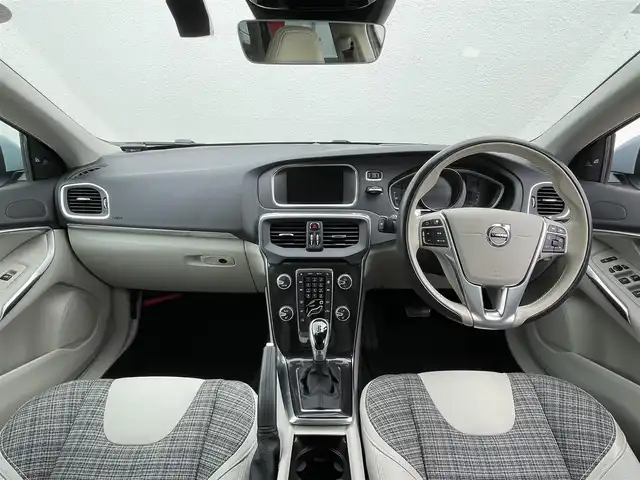 ボルボ Ｖ４０ T3 モメンタム 東京都 2017(平29)年 5.3万km アマゾンブルー 純正ナビ/フルセグTV/バックモニター/衝突被害軽減ブレーキ/レーンキープアシスト/ブラインドスポットモニター/クルーズコントロール/ドライブレコーダー/ETC/ステアリングスイッチ/フルオートエアコン/スマートキー/プッシュスタート/サイドエアバック/カーテンエアバック/電動パワーシート/純正17インチアルミホイール/純正LEDヘッドライト