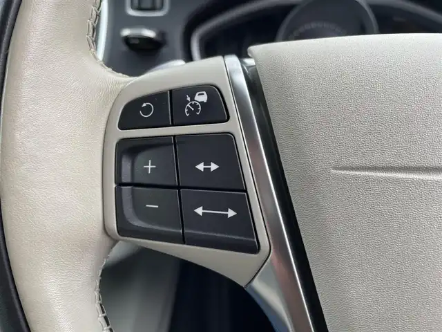 ボルボ Ｖ４０ T3 モメンタム 東京都 2017(平29)年 5.3万km アマゾンブルー 純正ナビ/フルセグTV/バックモニター/衝突被害軽減ブレーキ/レーンキープアシスト/ブラインドスポットモニター/クルーズコントロール/ドライブレコーダー/ETC/ステアリングスイッチ/フルオートエアコン/スマートキー/プッシュスタート/サイドエアバック/カーテンエアバック/電動パワーシート/純正17インチアルミホイール/純正LEDヘッドライト