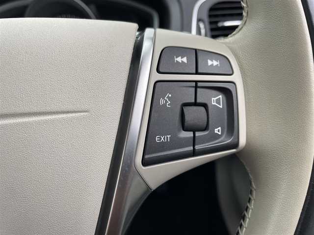 ボルボ Ｖ４０ T3 モメンタム 東京都 2017(平29)年 5.3万km アマゾンブルー 純正ナビ/フルセグTV/バックモニター/衝突被害軽減ブレーキ/レーンキープアシスト/ブラインドスポットモニター/クルーズコントロール/ドライブレコーダー/ETC/ステアリングスイッチ/フルオートエアコン/スマートキー/プッシュスタート/サイドエアバック/カーテンエアバック/電動パワーシート/純正17インチアルミホイール/純正LEDヘッドライト