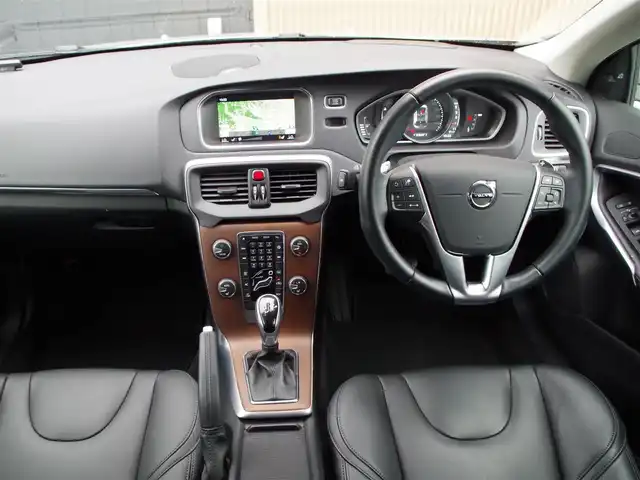 ボルボ Ｖ４０ D4 インスクリプション 埼玉県 2019(平31)年 1.5万km ブライトシルバーM ブラックレザーシート/アダプティブクルーズコントロール/インテリセーフ/harman/kardon/パークセンサー/ブラインドスポットモニター/バックカメラ/純正ナビ/ドラレコ/ETC/シートヒーター/シートポジションメモリー機能/Bluetooth/LEDヘッドライト