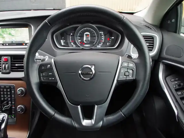 ボルボ Ｖ４０ D4 インスクリプション 埼玉県 2019(平31)年 1.5万km ブライトシルバーM ブラックレザーシート/アダプティブクルーズコントロール/インテリセーフ/harman/kardon/パークセンサー/ブラインドスポットモニター/バックカメラ/純正ナビ/ドラレコ/ETC/シートヒーター/シートポジションメモリー機能/Bluetooth/LEDヘッドライト