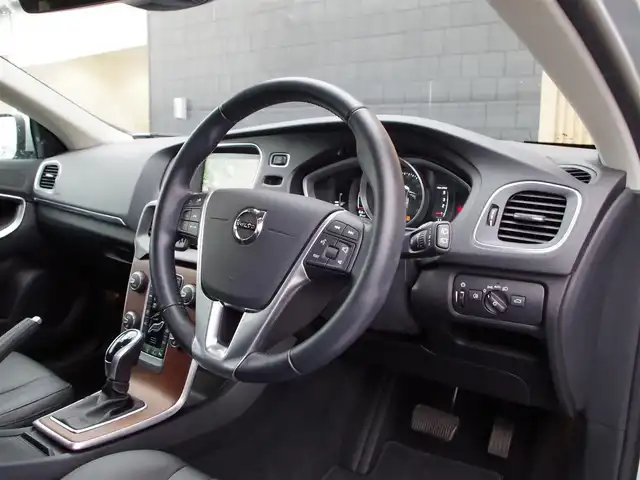 ボルボ Ｖ４０ D4 インスクリプション 埼玉県 2019(平31)年 1.5万km ブライトシルバーM ブラックレザーシート/アダプティブクルーズコントロール/インテリセーフ/harman/kardon/パークセンサー/ブラインドスポットモニター/バックカメラ/純正ナビ/ドラレコ/ETC/シートヒーター/シートポジションメモリー機能/Bluetooth/LEDヘッドライト