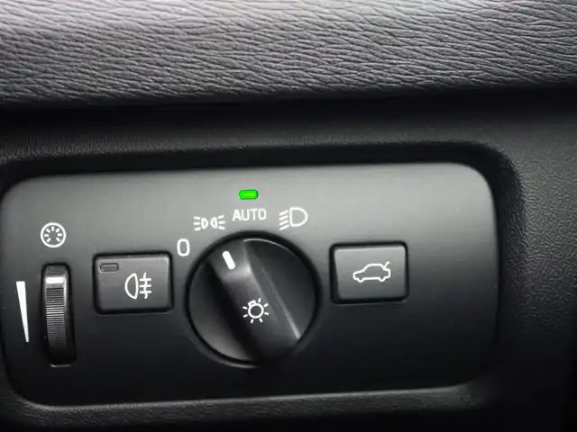 ボルボ Ｖ４０ D4 インスクリプション 埼玉県 2019(平31)年 1.5万km ブライトシルバーM ブラックレザーシート/アダプティブクルーズコントロール/インテリセーフ/harman/kardon/パークセンサー/ブラインドスポットモニター/バックカメラ/純正ナビ/ドラレコ/ETC/シートヒーター/シートポジションメモリー機能/Bluetooth/LEDヘッドライト