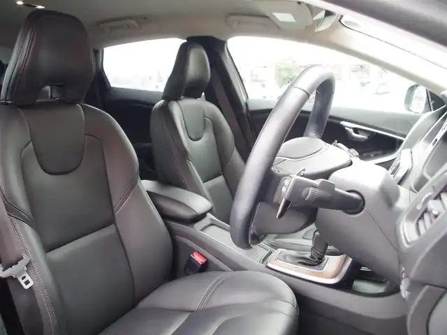 ボルボ Ｖ４０ D4 インスクリプション 埼玉県 2019(平31)年 1.5万km ブライトシルバーM ブラックレザーシート/アダプティブクルーズコントロール/インテリセーフ/harman/kardon/パークセンサー/ブラインドスポットモニター/バックカメラ/純正ナビ/ドラレコ/ETC/シートヒーター/シートポジションメモリー機能/Bluetooth/LEDヘッドライト