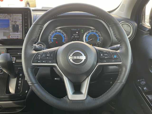 日産 デイズ HWS X プロパイロットED 道北・旭川 2023(令5)年 0.4万km オーシャンブルーP /４WD//禁煙車//純正ナビ/BT/SD/TV/ラジオ//全方位カメラ//オートエアコン//前席シートヒーター//ステアリングヒーター//革巻きステアリング//ステアリングスイッチ//アイドリングストップ//オートライト//LEDヘッドライト//LEDフォグランプ//夏タイヤ純正AW積込み//プロパイロット/インテリジェントエマージェンシーブレーキ/車線逸脱警報/踏み間違い衝突防止アシスト/ふらつき警報/標識検知機能/先行車発進お知らせ機能//ミラーウィンカー//ドアバイザー//純正フロアマット//スマートキー//スペアキー//保証書//取説
