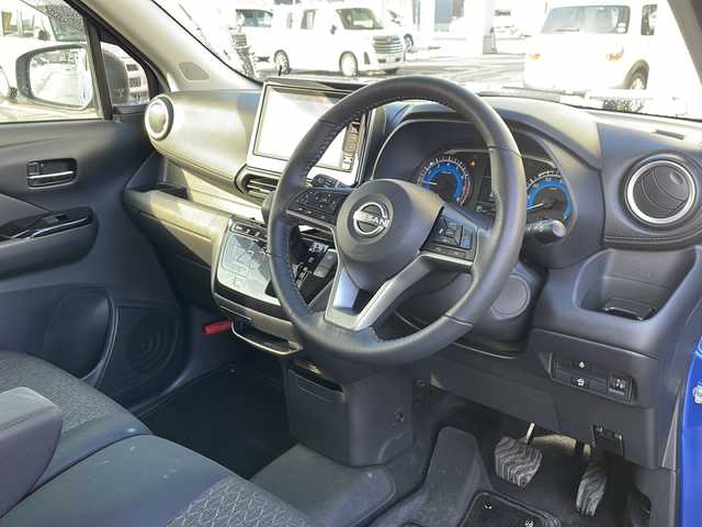 日産 デイズ HWS X プロパイロットED 道北・旭川 2023(令5)年 0.4万km オーシャンブルーP /４WD//禁煙車//純正ナビ/BT/SD/TV/ラジオ//全方位カメラ//オートエアコン//前席シートヒーター//ステアリングヒーター//革巻きステアリング//ステアリングスイッチ//アイドリングストップ//オートライト//LEDヘッドライト//LEDフォグランプ//夏タイヤ純正AW積込み//プロパイロット/インテリジェントエマージェンシーブレーキ/車線逸脱警報/踏み間違い衝突防止アシスト/ふらつき警報/標識検知機能/先行車発進お知らせ機能//ミラーウィンカー//ドアバイザー//純正フロアマット//スマートキー//スペアキー//保証書//取説