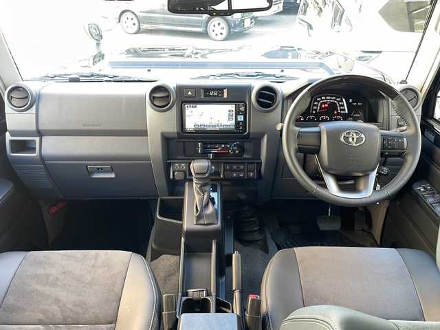 トヨタ ランドクルーザー AX 大阪府 2024(令6)年 0.1万km アティチュードブラックマイカ ワンオーナー/純正ナビ/純正フルセグTV/登録時走行距離338km/バックカメラ/４WD/クルーズコントロール/WAC/衝突軽減システム/レーンアシスト/純正アルミホイール１６インチ/MTモード付AT/ダウンヒルアシストコントロール/ETC/ドアバイザー