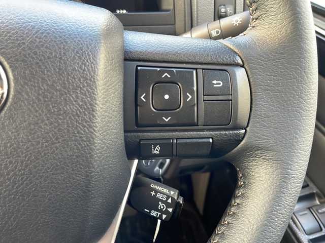 トヨタ ランドクルーザー AX 大阪府 2024(令6)年 0.1万km アティチュードブラックマイカ ワンオーナー/純正ナビ/純正フルセグTV/登録時走行距離338km/バックカメラ/４WD/クルーズコントロール/WAC/衝突軽減システム/レーンアシスト/純正アルミホイール１６インチ/MTモード付AT/ダウンヒルアシストコントロール/ETC/ドアバイザー