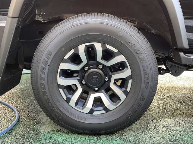 トヨタ ランドクルーザー AX 大阪府 2024(令6)年 0.1万km アティチュードブラックマイカ ワンオーナー/純正ナビ/純正フルセグTV/登録時走行距離338km/バックカメラ/４WD/クルーズコントロール/WAC/衝突軽減システム/レーンアシスト/純正アルミホイール１６インチ/MTモード付AT/ダウンヒルアシストコントロール/ETC/ドアバイザー