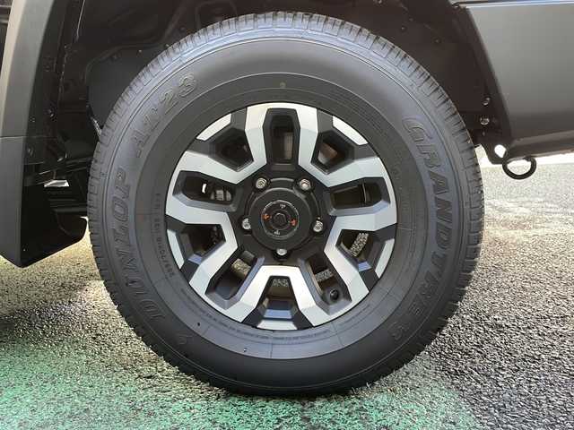 トヨタ ランドクルーザー AX 大阪府 2024(令6)年 0.1万km アティチュードブラックマイカ ワンオーナー/純正ナビ/純正フルセグTV/登録時走行距離338km/バックカメラ/４WD/クルーズコントロール/WAC/衝突軽減システム/レーンアシスト/純正アルミホイール１６インチ/MTモード付AT/ダウンヒルアシストコントロール/ETC/ドアバイザー