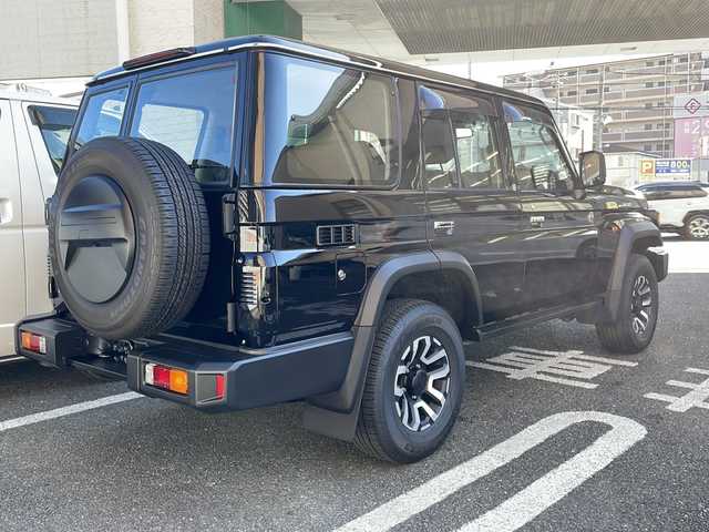 トヨタ ランドクルーザー AX 大阪府 2024(令6)年 0.1万km アティチュードブラックマイカ ワンオーナー/純正ナビ/純正フルセグTV/登録時走行距離338km/バックカメラ/４WD/クルーズコントロール/WAC/衝突軽減システム/レーンアシスト/純正アルミホイール１６インチ/MTモード付AT/ダウンヒルアシストコントロール/ETC/ドアバイザー