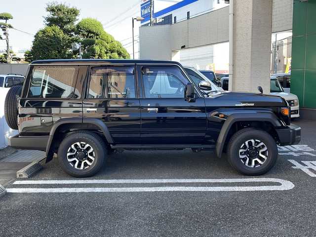 トヨタ ランドクルーザー AX 大阪府 2024(令6)年 0.1万km アティチュードブラックマイカ ワンオーナー/純正ナビ/純正フルセグTV/登録時走行距離338km/バックカメラ/４WD/クルーズコントロール/WAC/衝突軽減システム/レーンアシスト/純正アルミホイール１６インチ/MTモード付AT/ダウンヒルアシストコントロール/ETC/ドアバイザー