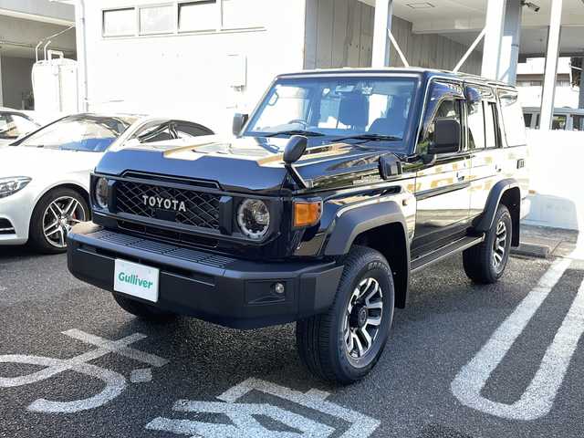 トヨタ ランドクルーザー AX 大阪府 2024(令6)年 0.1万km アティチュードブラックマイカ ワンオーナー/純正ナビ/純正フルセグTV/登録時走行距離338km/バックカメラ/４WD/クルーズコントロール/WAC/衝突軽減システム/レーンアシスト/純正アルミホイール１６インチ/MTモード付AT/ダウンヒルアシストコントロール/ETC/ドアバイザー