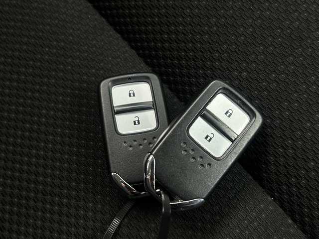 ホンダ ヴェゼル ハイブリッド X 福島県 2014(平26)年 12.6万km ホワイトオーキッドパール /禁煙車//４ＷＤ//シートヒーター//パドルシフト//純正ナビ/ワンセグTV・CD・DVD・BT//バックカメラ//アルミ付きサマータイヤ積込//クルーズコントロール//純正ＬＥＤライト//電動パーキングブレーキ//ステアリングリモコン//フォグライト//スマートキー2本//取扱説明書//保証書