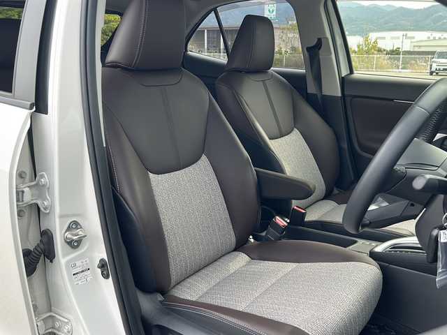 トヨタ ヤリスクロス ハイブリッド Z 愛媛県 2021(令3)年 2.1万km ブラックマイカ/ホワイトパールクリスタルシャイン 2トーン 純正ディスプレイナビ/Bluetooth/USB/ACP/AA/全方位カメラ/クルーズコントロール追従あり/パワーシート/ハーフレザー/前席シートヒーター/純正18インチAW/HUB/BSM/LEDヘッドライト/コーナーセンサー/フォグランプ/保証書/取扱説明書