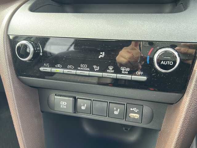 トヨタ ヤリスクロス ハイブリッド Z 愛媛県 2021(令3)年 2.1万km ブラックマイカ/ホワイトパールクリスタルシャイン 2トーン 純正ディスプレイナビ/Bluetooth/USB/ACP/AA/全方位カメラ/クルーズコントロール追従あり/パワーシート/ハーフレザー/前席シートヒーター/純正18インチAW/HUB/BSM/LEDヘッドライト/コーナーセンサー/フォグランプ/保証書/取扱説明書