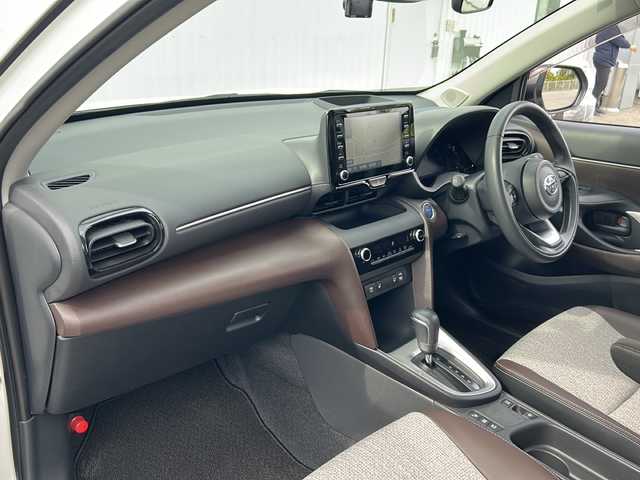 トヨタ ヤリスクロス ハイブリッド Z 愛媛県 2021(令3)年 2.1万km ブラックマイカ/ホワイトパールクリスタルシャイン 2トーン 純正ディスプレイナビ/Bluetooth/USB/ACP/AA/全方位カメラ/クルーズコントロール追従あり/パワーシート/ハーフレザー/前席シートヒーター/純正18インチAW/HUB/BSM/LEDヘッドライト/コーナーセンサー/フォグランプ/保証書/取扱説明書