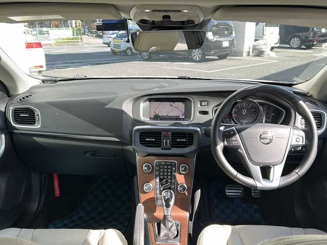 ボルボ Ｖ４０ T3 クラシックエディション 神奈川県 2020(令2)年 3.8万km 白 純正ナビ/フルセグTV/バックカメラ/クルーズコントロール/パドルシフト/ガラスルーフ/レザーシート/前席パワーシート/前席シートヒーター/ETC/前後ドライブレコーダー/コーナーセンサー/スマートキー/スペアキー×1/純正フロアマット/純正AW/取扱説明書/保証書