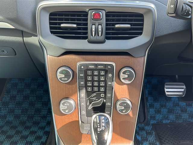 ボルボ Ｖ４０ T3 クラシックエディション 神奈川県 2020(令2)年 3.8万km 白 純正ナビ/フルセグTV/バックカメラ/クルーズコントロール/パドルシフト/ガラスルーフ/レザーシート/前席パワーシート/前席シートヒーター/ETC/前後ドライブレコーダー/コーナーセンサー/スマートキー/スペアキー×1/純正フロアマット/純正AW/取扱説明書/保証書