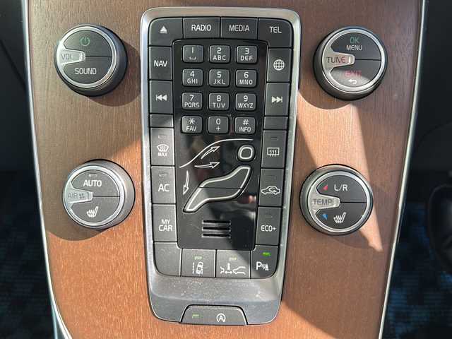 ボルボ Ｖ４０ T3 クラシックエディション 神奈川県 2020(令2)年 3.8万km 白 純正ナビ/フルセグTV/バックカメラ/クルーズコントロール/パドルシフト/ガラスルーフ/レザーシート/前席パワーシート/前席シートヒーター/ETC/前後ドライブレコーダー/コーナーセンサー/スマートキー/スペアキー×1/純正フロアマット/純正AW/取扱説明書/保証書