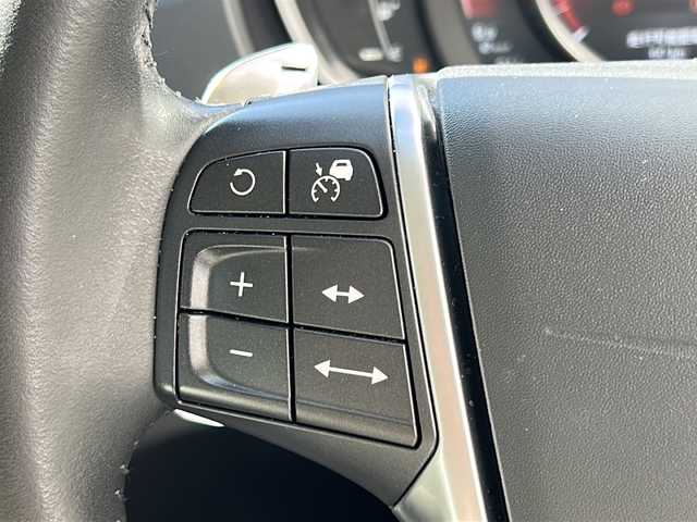 ボルボ Ｖ４０ T3 クラシックエディション 神奈川県 2020(令2)年 3.8万km 白 純正ナビ/フルセグTV/バックカメラ/クルーズコントロール/パドルシフト/ガラスルーフ/レザーシート/前席パワーシート/前席シートヒーター/ETC/前後ドライブレコーダー/コーナーセンサー/スマートキー/スペアキー×1/純正フロアマット/純正AW/取扱説明書/保証書