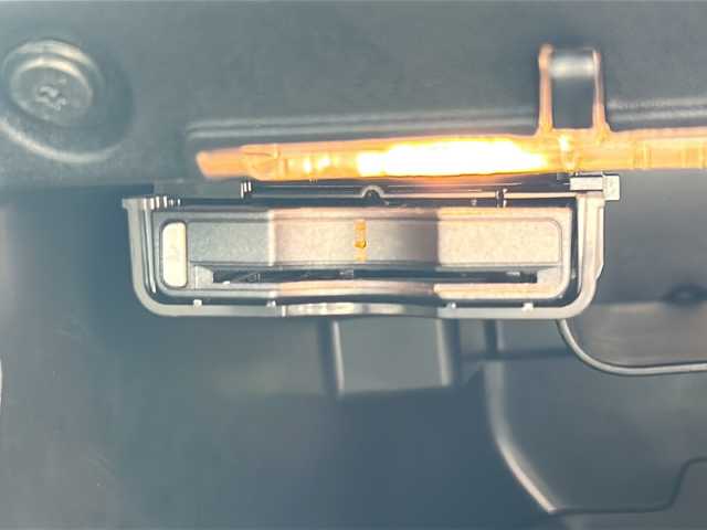 ボルボ Ｖ４０ T3 クラシックエディション 神奈川県 2020(令2)年 3.8万km 白 純正ナビ/フルセグTV/バックカメラ/クルーズコントロール/パドルシフト/ガラスルーフ/レザーシート/前席パワーシート/前席シートヒーター/ETC/前後ドライブレコーダー/コーナーセンサー/スマートキー/スペアキー×1/純正フロアマット/純正AW/取扱説明書/保証書