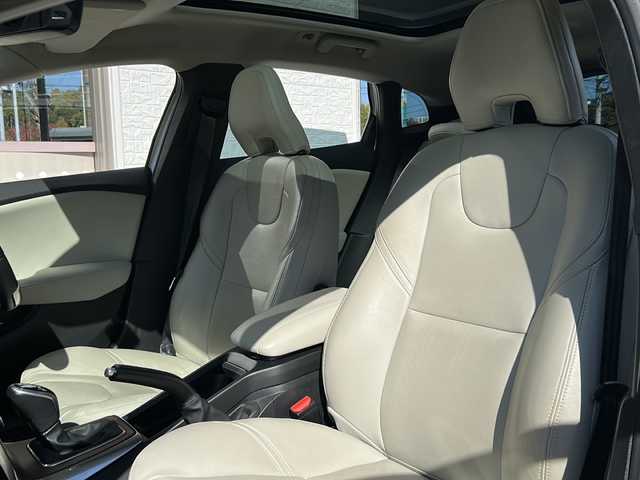 ボルボ Ｖ４０ T3 クラシックエディション 神奈川県 2020(令2)年 3.8万km 白 純正ナビ/フルセグTV/バックカメラ/クルーズコントロール/パドルシフト/ガラスルーフ/レザーシート/前席パワーシート/前席シートヒーター/ETC/前後ドライブレコーダー/コーナーセンサー/スマートキー/スペアキー×1/純正フロアマット/純正AW/取扱説明書/保証書