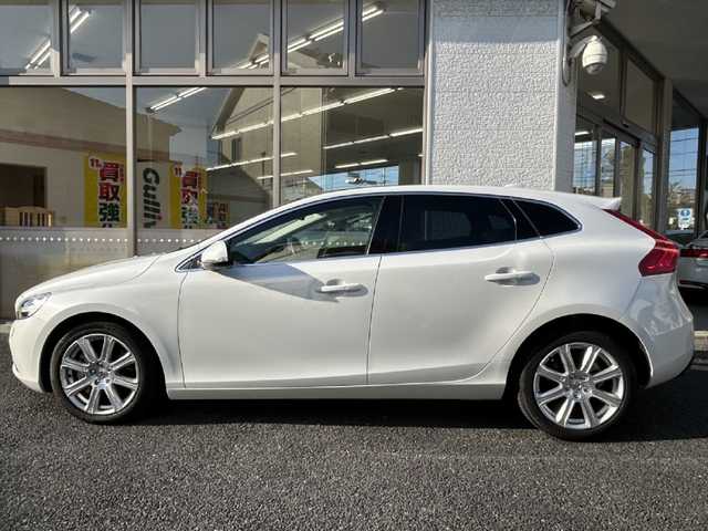 ボルボ Ｖ４０ T3 クラシックエディション 神奈川県 2020(令2)年 3.8万km 白 純正ナビ/フルセグTV/バックカメラ/クルーズコントロール/パドルシフト/ガラスルーフ/レザーシート/前席パワーシート/前席シートヒーター/ETC/前後ドライブレコーダー/コーナーセンサー/スマートキー/スペアキー×1/純正フロアマット/純正AW/取扱説明書/保証書