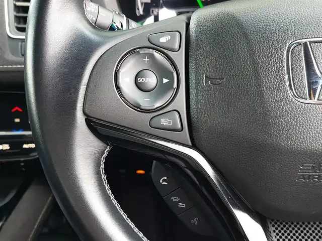 ホンダ ヴェゼル ハイブリッド RS ホンダセンシング 東京都 2017(平29)年 3.1万km クリスタルブラックパール ディーラーOP7インチナビ/・Bluetooth接続/・フルセグTV/・AppleCarPlay/Honda SENSING/・CMBS(衝突軽減ブレーキ)/・ACC(アダプティブ・クルーズ・コントロール)/・LKAS(車線維持支援システム)/・路外逸脱抑制機能/・先行車発進お知らせ機能/バックカメラ/電子パーキング/ブレーキホールド/ハーフレザーシート/シートヒーター/純正フロアマット/純正18インチアルミホイール/ビルトインETC/パドルシフト/ドアバイザー/スマートキー/スペアキー