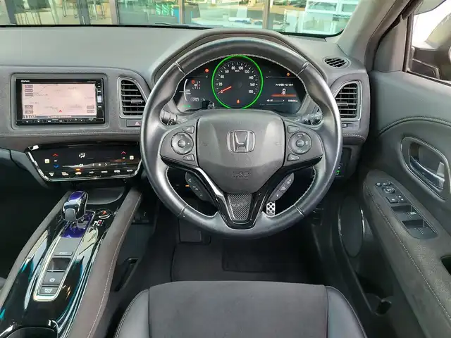 ホンダ ヴェゼル ハイブリッド RS ホンダセンシング 東京都 2017(平29)年 3.1万km クリスタルブラックパール ディーラーOP7インチナビ/・Bluetooth接続/・フルセグTV/・AppleCarPlay/Honda SENSING/・CMBS(衝突軽減ブレーキ)/・ACC(アダプティブ・クルーズ・コントロール)/・LKAS(車線維持支援システム)/・路外逸脱抑制機能/・先行車発進お知らせ機能/バックカメラ/電子パーキング/ブレーキホールド/ハーフレザーシート/シートヒーター/純正フロアマット/純正18インチアルミホイール/ビルトインETC/パドルシフト/ドアバイザー/スマートキー/スペアキー