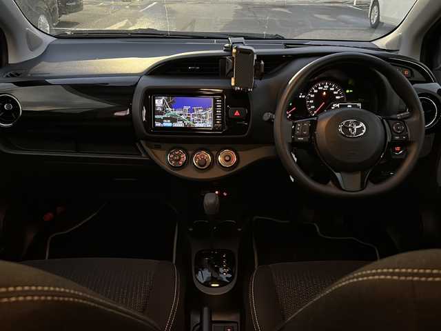 トヨタ ヴィッツ F セーフティーエディションⅡ 石川県 2018(平30)年 2.9万km ボルドーマイカメタリック 4WD/トヨタセーフティセンスC/・衝突軽減ブレーキ/・クリアランスソナー/・レーンキープアシスト/純正SDナビゲーション/【ワンセグTV・Bluetooth・CD・AUX】/バックカメラ/LEDヘッドライト/・オートハイビーム/・オートライト/・フォグランプ/ビルトインETC/エンジンプッシュスタート/・スマートキー/・スペアキー/ステアリングリモコン/純正フロアマット/横滑り防止装置/保証書/取扱説明書