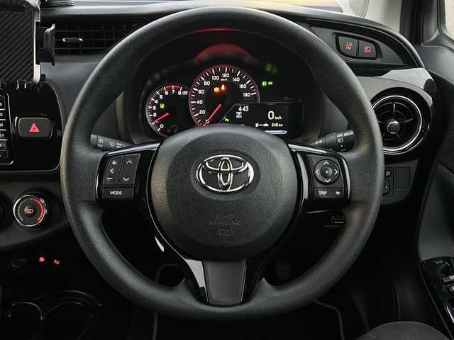 トヨタ ヴィッツ F セーフティーエディションⅡ 石川県 2018(平30)年 2.9万km ボルドーマイカメタリック 4WD/トヨタセーフティセンスC/・衝突軽減ブレーキ/・クリアランスソナー/・レーンキープアシスト/純正SDナビゲーション/【ワンセグTV・Bluetooth・CD・AUX】/バックカメラ/LEDヘッドライト/・オートハイビーム/・オートライト/・フォグランプ/ビルトインETC/エンジンプッシュスタート/・スマートキー/・スペアキー/ステアリングリモコン/純正フロアマット/横滑り防止装置/保証書/取扱説明書