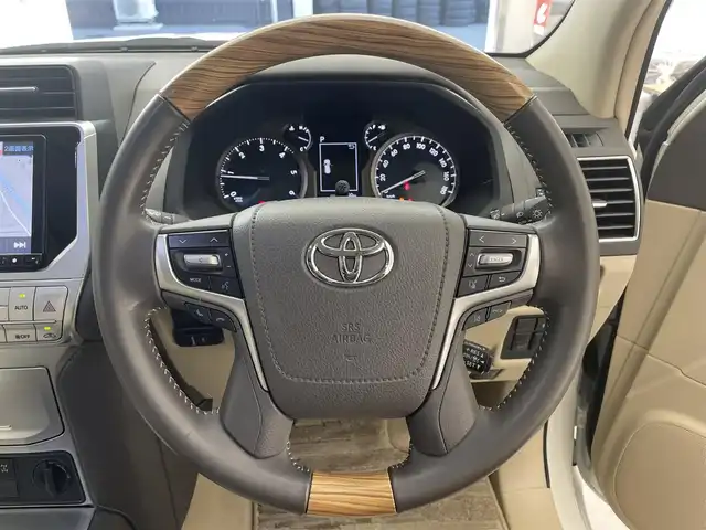 トヨタ ランドクルーザー プラド TX Lパッケージ 滋賀県 2022(令4)年 2.7万km ホワイトパールクリスタルシャイン ALPINE9インチナビ/【Bluetooth/CD/DVD/フルセグTV//HDMI/Apple CarPlay/Android Auto】/サンルーフ/レザーシート/フルモデリスタエアロ/バックカメラ/レーダークルーズコントロール/クリアランスソナー/LEDヘッドライト/オートマチックハイビーム/センターデフロック/ヒルディセントコントロール/レーンディパーチャーアラート/プリクラッシュセーフティ/前方ドライブレコーダー/D/Nパワーシート/D/Nシートヒーター/D/Nシートベンチレーション/電動格納サードシート/ビルトインETC/純正フロアマット/プッシュスタート/スマートキー/ステアリングリモコン