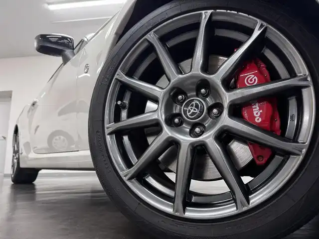 トヨタ ８６ GT 三重県 2018(平30)年 6.8万km クリスタルホワイトパール プレミアムガソリン/FR/6F/KENWOOD 7インチ『彩速ナビ』 MDV-D405BTW/（FM/AM/CD/DVD/iPod/USB/SD/地デジTV/Bluetooth/SMART USEN）/バックカメラ/ドライブレコーダー 前後/ETC/社外トランクスポイラー/安全/・ABS/・VSC（ビークル・スタビリティ・コントロール）/・トラクションコントロール（TRACK機能付）/・ヒルスタートアシスト/・緊急ブレーキシグナル/・SRS 運転席・助手席＋サイド＋カーテンシールドエアバッグ/装備/・【OP】17inch×7.5J brembo専用アルミホイール＋brembo製17インチ対向4potフロント・リヤベンチレーテッドディスクブレーキ/・左右独立オートエアコン/・コンライト（ヘッドライト自動点灯・自動消灯システム）/・LEDヘッドランプ/・フロント（LED）＆リヤフォグランプ（DOP）/・電動格納ドアミラー/・パワーステアリング/・パワーウインドウ/・プッシュスタート/・純正17inAW/・スマートキーx1/アプライドG型（2017.10～生産終了）/など