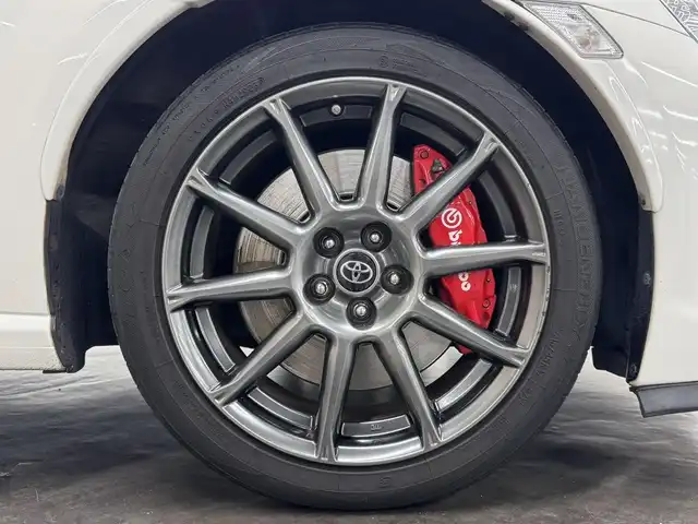 トヨタ ８６ GT 三重県 2018(平30)年 6.8万km クリスタルホワイトパール プレミアムガソリン/FR/6F/KENWOOD 7インチ『彩速ナビ』 MDV-D405BTW/（FM/AM/CD/DVD/iPod/USB/SD/地デジTV/Bluetooth/SMART USEN）/バックカメラ/ドライブレコーダー 前後/ETC/社外トランクスポイラー/安全/・ABS/・VSC（ビークル・スタビリティ・コントロール）/・トラクションコントロール（TRACK機能付）/・ヒルスタートアシスト/・緊急ブレーキシグナル/・SRS 運転席・助手席＋サイド＋カーテンシールドエアバッグ/装備/・【OP】17inch×7.5J brembo専用アルミホイール＋brembo製17インチ対向4potフロント・リヤベンチレーテッドディスクブレーキ/・左右独立オートエアコン/・コンライト（ヘッドライト自動点灯・自動消灯システム）/・LEDヘッドランプ/・フロント（LED）＆リヤフォグランプ（DOP）/・電動格納ドアミラー/・パワーステアリング/・パワーウインドウ/・プッシュスタート/・純正17inAW/・スマートキーx1/アプライドG型（2017.10～生産終了）/など
