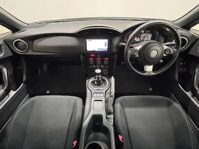 トヨタ ８６ GT 三重県 2018(平30)年 6.8万km クリスタルホワイトパール プレミアムガソリン/FR/6F/KENWOOD 7インチ『彩速ナビ』 MDV-D405BTW/（FM/AM/CD/DVD/iPod/USB/SD/地デジTV/Bluetooth/SMART USEN）/バックカメラ/ドライブレコーダー 前後/ETC/社外トランクスポイラー/安全/・ABS/・VSC（ビークル・スタビリティ・コントロール）/・トラクションコントロール（TRACK機能付）/・ヒルスタートアシスト/・緊急ブレーキシグナル/・SRS 運転席・助手席＋サイド＋カーテンシールドエアバッグ/装備/・【OP】17inch×7.5J brembo専用アルミホイール＋brembo製17インチ対向4potフロント・リヤベンチレーテッドディスクブレーキ/・左右独立オートエアコン/・コンライト（ヘッドライト自動点灯・自動消灯システム）/・LEDヘッドランプ/・フロント（LED）＆リヤフォグランプ（DOP）/・電動格納ドアミラー/・パワーステアリング/・パワーウインドウ/・プッシュスタート/・純正17inAW/・スマートキーx1/アプライドG型（2017.10～生産終了）/など