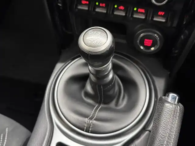 トヨタ ８６ GT 三重県 2018(平30)年 6.8万km クリスタルホワイトパール プレミアムガソリン/FR/6F/KENWOOD 7インチ『彩速ナビ』 MDV-D405BTW/（FM/AM/CD/DVD/iPod/USB/SD/地デジTV/Bluetooth/SMART USEN）/バックカメラ/ドライブレコーダー 前後/ETC/社外トランクスポイラー/安全/・ABS/・VSC（ビークル・スタビリティ・コントロール）/・トラクションコントロール（TRACK機能付）/・ヒルスタートアシスト/・緊急ブレーキシグナル/・SRS 運転席・助手席＋サイド＋カーテンシールドエアバッグ/装備/・【OP】17inch×7.5J brembo専用アルミホイール＋brembo製17インチ対向4potフロント・リヤベンチレーテッドディスクブレーキ/・左右独立オートエアコン/・コンライト（ヘッドライト自動点灯・自動消灯システム）/・LEDヘッドランプ/・フロント（LED）＆リヤフォグランプ（DOP）/・電動格納ドアミラー/・パワーステアリング/・パワーウインドウ/・プッシュスタート/・純正17inAW/・スマートキーx1/アプライドG型（2017.10～生産終了）/など