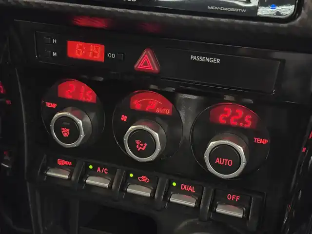 トヨタ ８６ GT 三重県 2018(平30)年 6.8万km クリスタルホワイトパール プレミアムガソリン/FR/6F/KENWOOD 7インチ『彩速ナビ』 MDV-D405BTW/（FM/AM/CD/DVD/iPod/USB/SD/地デジTV/Bluetooth/SMART USEN）/バックカメラ/ドライブレコーダー 前後/ETC/社外トランクスポイラー/安全/・ABS/・VSC（ビークル・スタビリティ・コントロール）/・トラクションコントロール（TRACK機能付）/・ヒルスタートアシスト/・緊急ブレーキシグナル/・SRS 運転席・助手席＋サイド＋カーテンシールドエアバッグ/装備/・【OP】17inch×7.5J brembo専用アルミホイール＋brembo製17インチ対向4potフロント・リヤベンチレーテッドディスクブレーキ/・左右独立オートエアコン/・コンライト（ヘッドライト自動点灯・自動消灯システム）/・LEDヘッドランプ/・フロント（LED）＆リヤフォグランプ（DOP）/・電動格納ドアミラー/・パワーステアリング/・パワーウインドウ/・プッシュスタート/・純正17inAW/・スマートキーx1/アプライドG型（2017.10～生産終了）/など