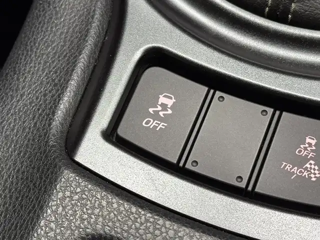 トヨタ ８６ GT 三重県 2018(平30)年 6.8万km クリスタルホワイトパール プレミアムガソリン/FR/6F/KENWOOD 7インチ『彩速ナビ』 MDV-D405BTW/（FM/AM/CD/DVD/iPod/USB/SD/地デジTV/Bluetooth/SMART USEN）/バックカメラ/ドライブレコーダー 前後/ETC/社外トランクスポイラー/安全/・ABS/・VSC（ビークル・スタビリティ・コントロール）/・トラクションコントロール（TRACK機能付）/・ヒルスタートアシスト/・緊急ブレーキシグナル/・SRS 運転席・助手席＋サイド＋カーテンシールドエアバッグ/装備/・【OP】17inch×7.5J brembo専用アルミホイール＋brembo製17インチ対向4potフロント・リヤベンチレーテッドディスクブレーキ/・左右独立オートエアコン/・コンライト（ヘッドライト自動点灯・自動消灯システム）/・LEDヘッドランプ/・フロント（LED）＆リヤフォグランプ（DOP）/・電動格納ドアミラー/・パワーステアリング/・パワーウインドウ/・プッシュスタート/・純正17inAW/・スマートキーx1/アプライドG型（2017.10～生産終了）/など