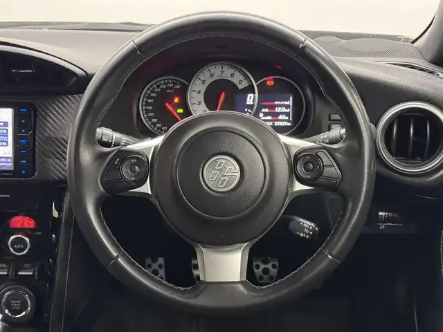 トヨタ ８６ GT 三重県 2018(平30)年 6.8万km クリスタルホワイトパール プレミアムガソリン/FR/6F/KENWOOD 7インチ『彩速ナビ』 MDV-D405BTW/（FM/AM/CD/DVD/iPod/USB/SD/地デジTV/Bluetooth/SMART USEN）/バックカメラ/ドライブレコーダー 前後/ETC/社外トランクスポイラー/安全/・ABS/・VSC（ビークル・スタビリティ・コントロール）/・トラクションコントロール（TRACK機能付）/・ヒルスタートアシスト/・緊急ブレーキシグナル/・SRS 運転席・助手席＋サイド＋カーテンシールドエアバッグ/装備/・【OP】17inch×7.5J brembo専用アルミホイール＋brembo製17インチ対向4potフロント・リヤベンチレーテッドディスクブレーキ/・左右独立オートエアコン/・コンライト（ヘッドライト自動点灯・自動消灯システム）/・LEDヘッドランプ/・フロント（LED）＆リヤフォグランプ（DOP）/・電動格納ドアミラー/・パワーステアリング/・パワーウインドウ/・プッシュスタート/・純正17inAW/・スマートキーx1/アプライドG型（2017.10～生産終了）/など