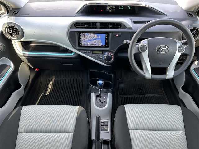 トヨタ アクア S 愛媛県 2012(平24)年 7.4万km ライムホワイトパールクリスタルシャイン 純正ナビ/フルセグTV/バックカメラ/ETC/純正AW/純正フロアマット/LEDヘッドライト/オートライト/スマートキー/プッシュスタート/シートヒーター/電格ミラー/禁煙車/ステアリングスイッチ