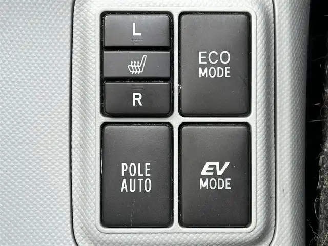 トヨタ アクア S 愛媛県 2012(平24)年 7.4万km ライムホワイトパールクリスタルシャイン 純正ナビ/フルセグTV/バックカメラ/ETC/純正AW/純正フロアマット/LEDヘッドライト/オートライト/スマートキー/プッシュスタート/シートヒーター/電格ミラー/禁煙車/ステアリングスイッチ