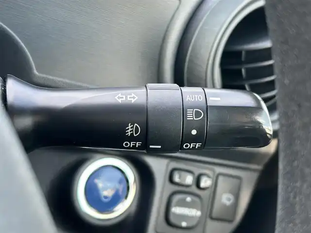 トヨタ アクア S 愛媛県 2012(平24)年 7.4万km ライムホワイトパールクリスタルシャイン 純正ナビ/フルセグTV/バックカメラ/ETC/純正AW/純正フロアマット/LEDヘッドライト/オートライト/スマートキー/プッシュスタート/シートヒーター/電格ミラー/禁煙車/ステアリングスイッチ