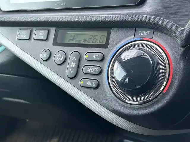 トヨタ アクア S 愛媛県 2012(平24)年 7.4万km ライムホワイトパールクリスタルシャイン 純正ナビ/フルセグTV/バックカメラ/ETC/純正AW/純正フロアマット/LEDヘッドライト/オートライト/スマートキー/プッシュスタート/シートヒーター/電格ミラー/禁煙車/ステアリングスイッチ