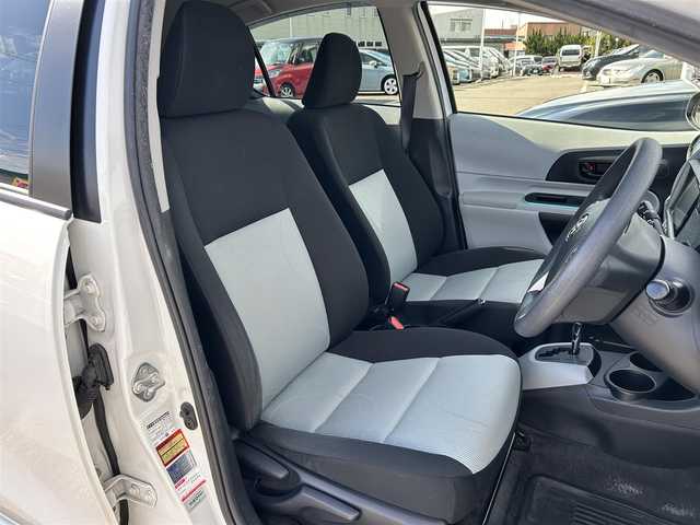 トヨタ アクア S 愛媛県 2012(平24)年 7.4万km ライムホワイトパールクリスタルシャイン 純正ナビ/フルセグTV/バックカメラ/ETC/純正AW/純正フロアマット/LEDヘッドライト/オートライト/スマートキー/プッシュスタート/シートヒーター/電格ミラー/禁煙車/ステアリングスイッチ