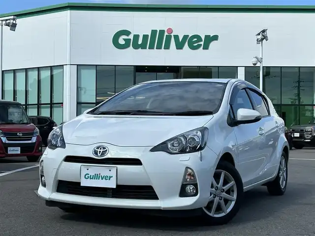 トヨタ アクア S 愛媛県 2012(平24)年 7.4万km ライムホワイトパールクリスタルシャイン 純正ナビ/フルセグTV/バックカメラ/ETC/純正AW/純正フロアマット/LEDヘッドライト/オートライト/スマートキー/プッシュスタート/シートヒーター/電格ミラー/禁煙車/ステアリングスイッチ