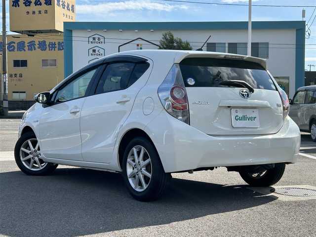 トヨタ アクア S 愛媛県 2012(平24)年 7.4万km ライムホワイトパールクリスタルシャイン 純正ナビ/フルセグTV/バックカメラ/ETC/純正AW/純正フロアマット/LEDヘッドライト/オートライト/スマートキー/プッシュスタート/シートヒーター/電格ミラー/禁煙車/ステアリングスイッチ