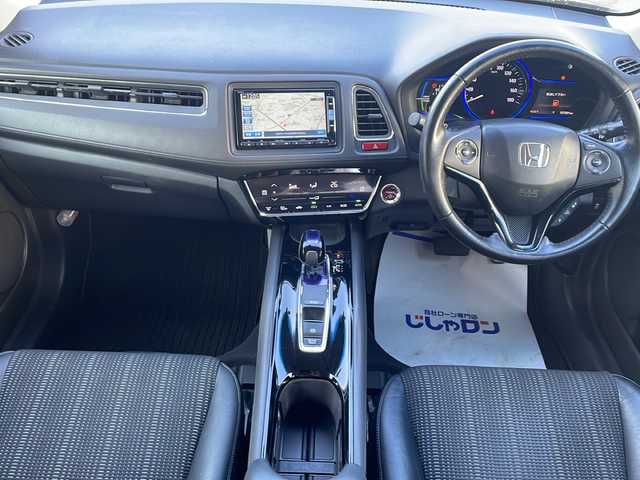 ホンダ ヴェゼル ハイブリッド X Lパッケージ 道央・札幌 2013(平25)年 12.8万km ミスティックグリーンパール (株)IDOMが運営する【じしゃロン札幌店】の自社ローン専用車両になりますこちらは現金またはオートローンご利用価格です。自社ローンご希望の方は別途その旨お申し付けください。/純正SDナビ/AM/FM/CD/DVD/Bluetooth/フルセグTV/バックカメラ/ビルトインETC/前後ドライブレコーダー/クルーズコントロール/横滑り防止装置/オートライト/LEDヘッドライト/フォグランプ/スマートキー/社外エンジンスターター/パドルシフト/電動パーキングブレーキ/オートブレーキホールド/アクラポヴィッチ　マフラーカッター/プッシュスタート/電動格納ミラー/社外16インチAW/純正サマータイヤ付AW車載/純正フロアマット/純正ドアバイザー/保証書/取扱説明書